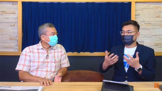 江启臣中午接受《小董真心话》广播专访。（摘自直播画面）