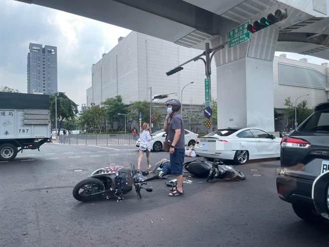 台湾大道与文心路口24日发生一起汽车疑违规左转，碰撞两部机车的车祸。（记者爆料网提供／卢金足台中传真）