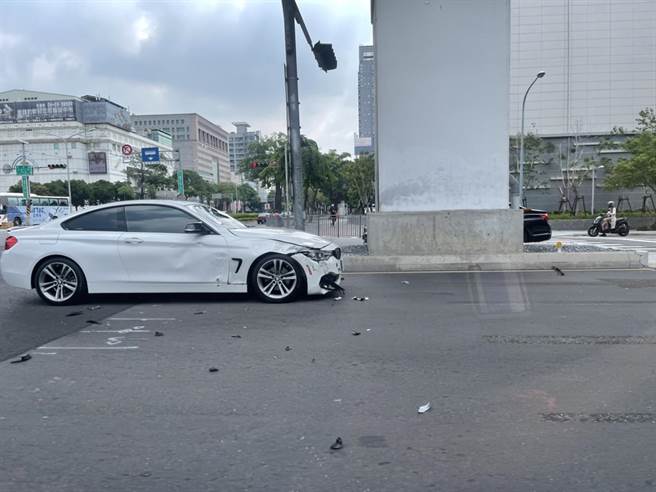 台湾大道与文心路口24日发生一起汽车疑违规左转，碰撞两部机车的车祸。（记者爆料网提供／卢金足台中传真）
