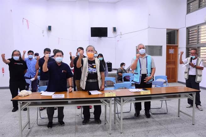 与亚泥谘商关系的玻士岸部落，今由部落会议主席洛帝．尤道（前排中）与20多人出面指责反亚泥会长田明等人擅自对外代表部落发言，予以谴责。（王志伟摄）