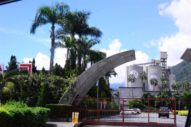 亚泥公司在花莲新城山矿区採矿数十年，引发争议，当地太鲁阁族人发起「反亚泥．还太鲁阁族土地运动」， 展开抗争至今。（王志伟摄）