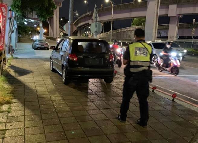 新北市新店警分局为改善停车秩序及用路空间，9月执行「违规停车联合稽查」专案勤务。（新店警分局提供）