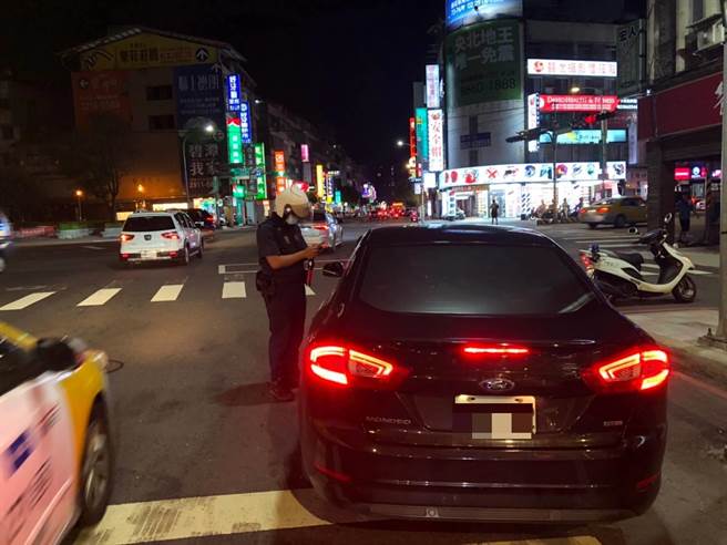 新北市新店警分局为改善停车秩序及用路空间，9月执行「违规停车联合稽查」专案勤务。（新店警分局提供）