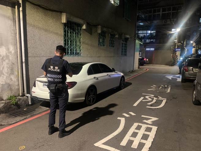 新北市新店警分局为改善停车秩序及用路空间，9月执行「违规停车联合稽查」专案勤务。（新店警分局提供）