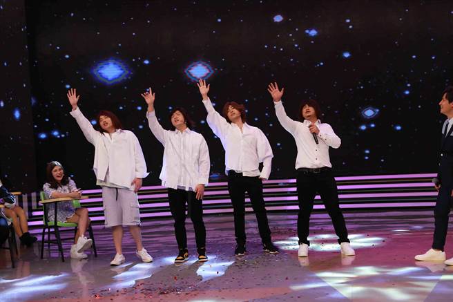 阿虎（左起）、大飞、Wish与草爷扮F4 。（民视提供）