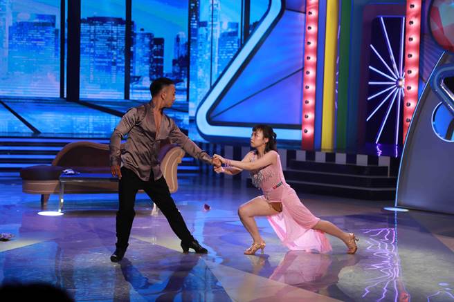 龙龙穿上性感舞衣，首次挑战国标舞。（民视提供）