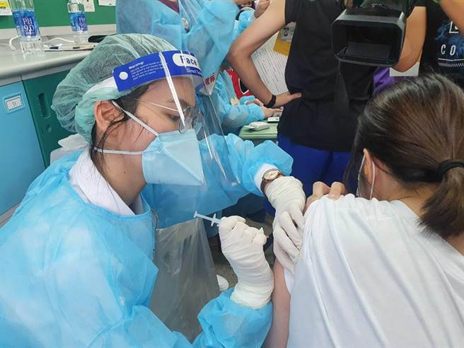 桃園市教育局統計，今天有2成多的學生請疫苗假在家休息。（陳夢茹攝）