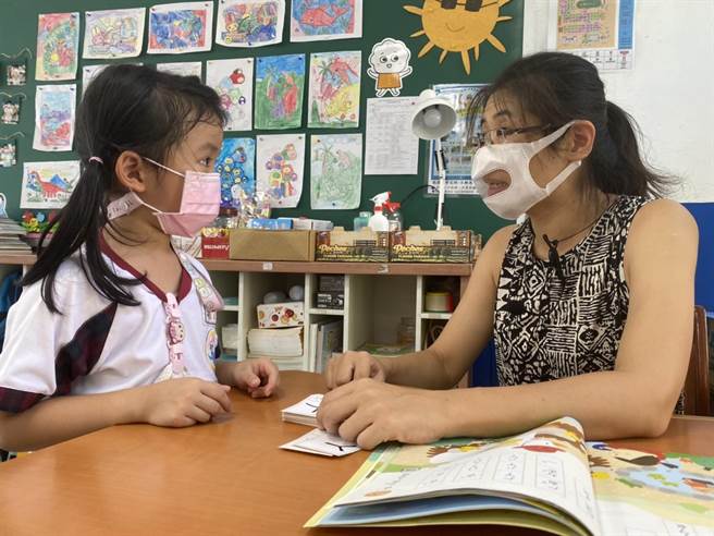 桃園市教育局教育局編列2629萬元讓學校購買防疫物資，鼓勵國小採購透明口罩。（桃園市教育局提供／陳夢茹桃園傳真）