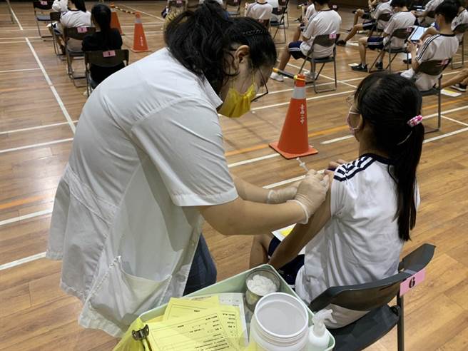 台南二中分2天進行BNT疫苗接種。(曹婷婷攝)