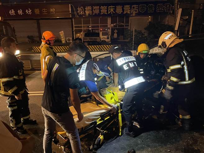 林園分局偵查佐與友聚餐後酒駕返家出嚴重車禍，腦幹出血昏迷指數3。（屏東消防局提供／謝佳潾屏東傳真）