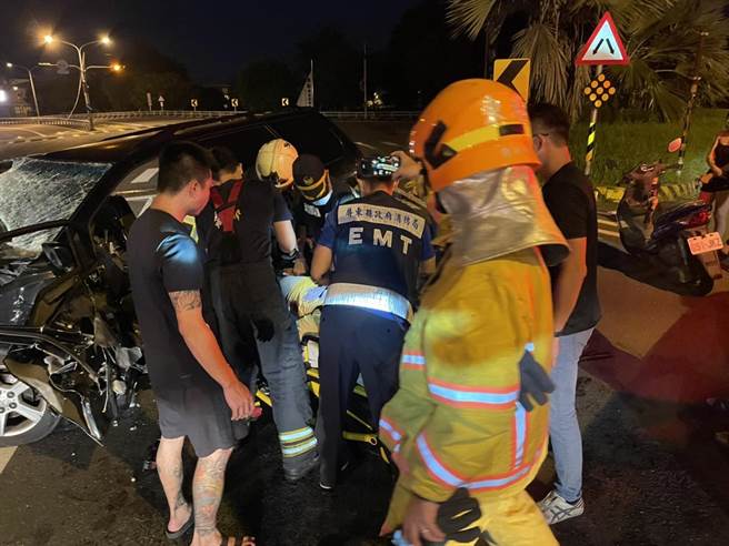 林園分局偵查佐與友聚餐後酒駕返家出嚴重車禍，腦幹出血昏迷指數3。（屏東消防局提供／謝佳潾屏東傳真）