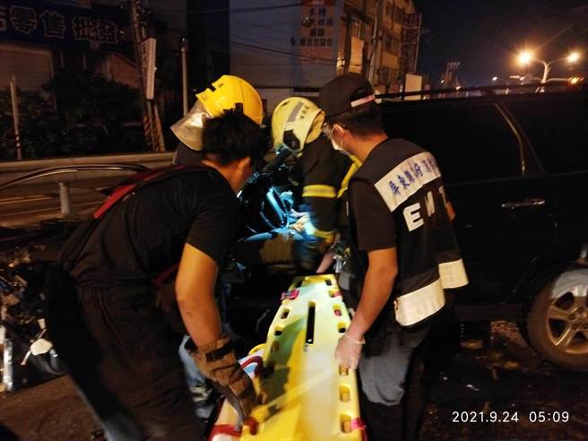 林園分局偵查佐與友聚餐後酒駕返家出嚴重車禍，腦幹出血昏迷指數3。（屏東消防局提供／謝佳潾屏東傳真）