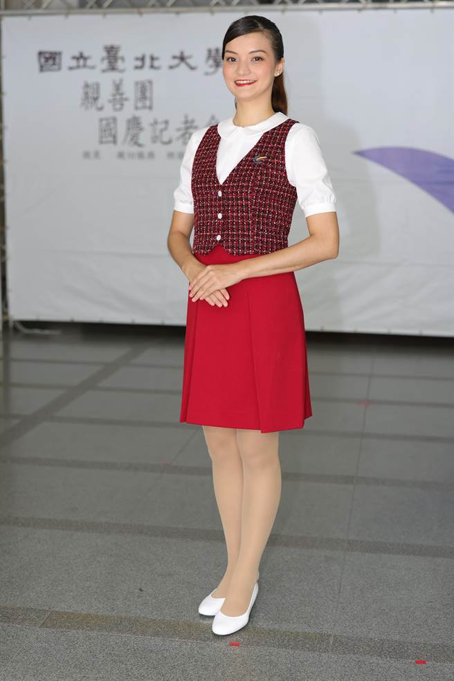 臺北大学亲善团今年将第10度登上国庆大典舞台，礼宾团队由23名学生组成，除了有本籍生外，今年也有英国血统、侨生加入，展现多元文化元素，其中有团员长相与明星张榕容、Lulu黄路梓茵等人雷同，外貌相当吸睛。（臺北大学提供）