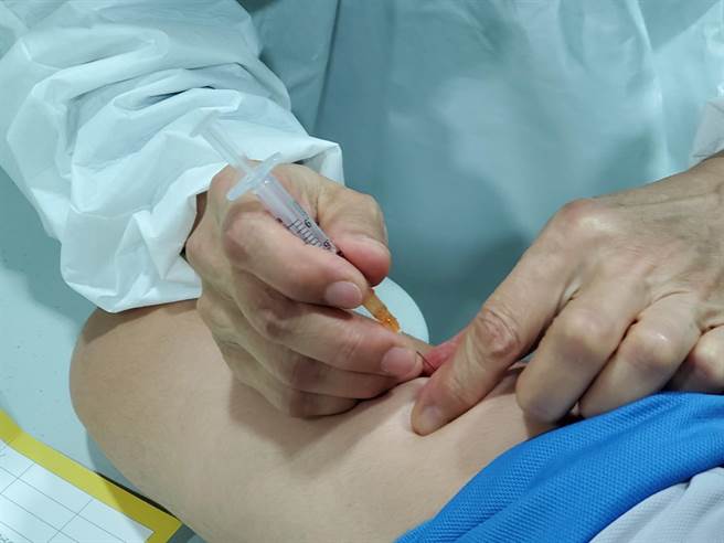 雲林縣昨（23日）有正心中學、林內國中、崙背國中3校開打BNT疫苗，結果今天（24日）有699名學生請疫苗假，占接種者45％，主要都是頭痛、發燒、手臂酸痛。（周麗蘭攝）