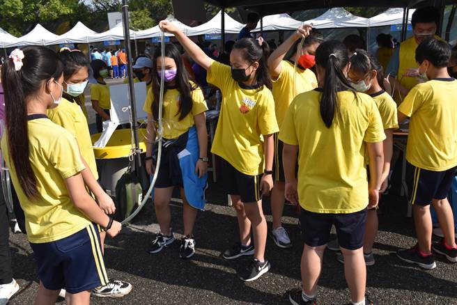清华大学物理系提供「翻滚吧！圆、球、环、盘」游戏，吸引许多学生体验。（谢明俊摄）