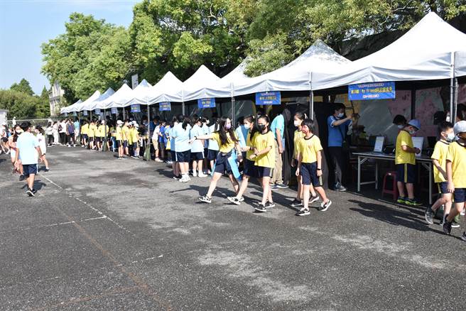 苗栗县科教园游会24日上午在县立体育场举行，有上百名各校学生到场。（谢明俊摄）