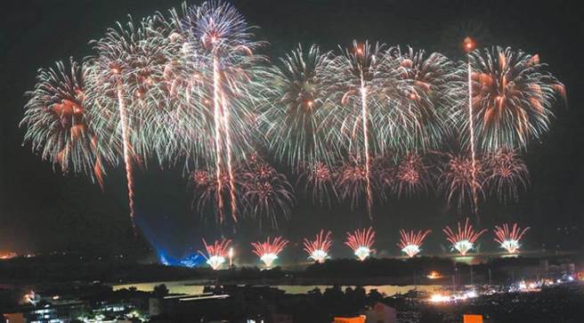 國內即將迎來雙十國慶，陳宗彥表示，人數降載、看煙火保持1公尺以上距離；圖為2020國慶煙火。（圖／黃國峰攝）