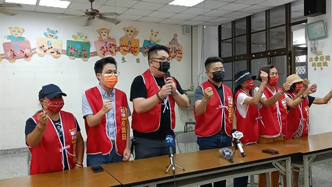 刪Q總部領銜人楊文元控訴從罷免開始以來，團隊受到陳柏惟團隊的威脅。（陳淑娥攝）