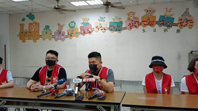 顏寬恒擔心志工安全，呼籲陳柏惟到此為止。（陳淑娥攝）