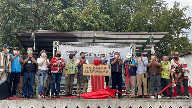 蒞临嘉宾一同揭牌，宣布全台第一家发展部落产业伴手礼及见学体验的「原民见学劳动合作社」成立。（台中市原民会提供／王文吉台中传真）