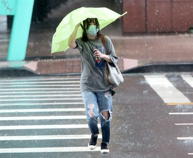 東北風影響及午後對流雲系發展旺盛，易有短延時強降雨。(資料照／鄭任南攝)