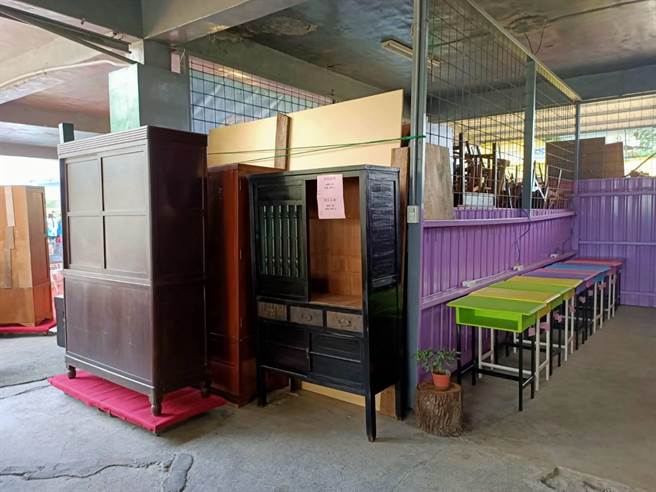 礁溪乡公所「巨大垃圾再利用修缮厂」内展示着许多完成修缮 ，品质相当好的二手家具。（胡健森摄）