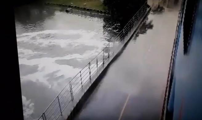 北市议员王欣仪踢爆，北市水利处辖下的双园抽水站，竟在颱风天时排放柴油，导致淡水河严重污染。（北市议员王欣仪提供）