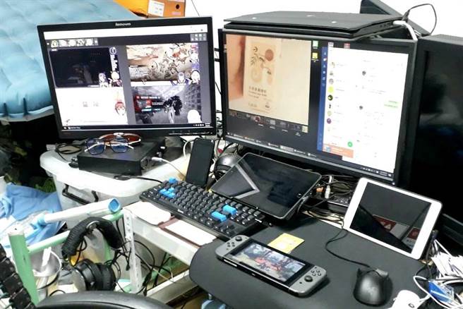 王还秀出抽水站员工在中控室的工作照，原本是用来监看、操作抽水设施用的电脑设备，竟摇身变成「游戏天堂」，萤幕上全是电玩画面，还有人自带游戏机、自架萤幕看影片。（北市议员王欣仪提供）