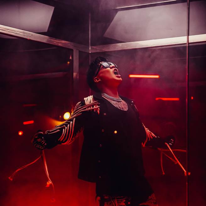 蕭秉治即將推出第二張個人創作專輯《狂人》。（相信音樂提供）