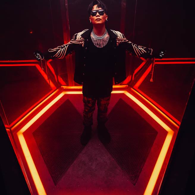 蕭秉治即將推出第二張個人創作專輯《狂人》。（相信音樂提供）