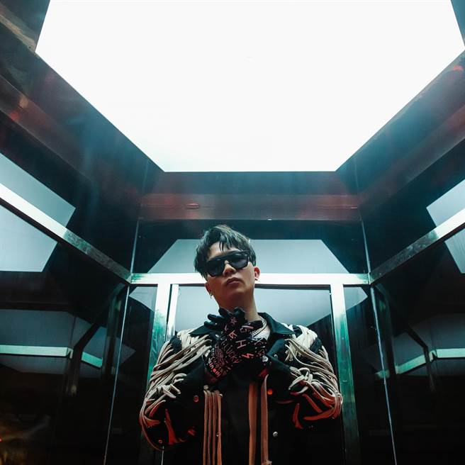 蕭秉治即將推出第二張個人創作專輯《狂人》。（相信音樂提供）