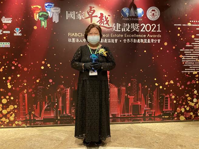 台中市府地政局长吴存金带领团队，在2021国家卓越建设奖大放异彩。（台中市府提供／卢金足台中传真）