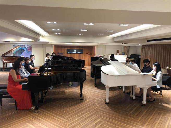 12名钢琴家大变身，边弹琴边演戏，挑战6台琴24只手。（台南国际音乐节提供）