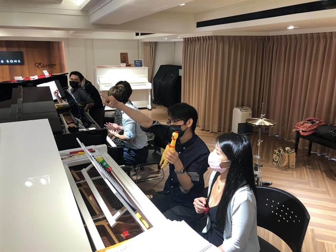 12名钢琴家大变身，边弹琴边演戏，挑战6台琴24只手，也展现音乐家幽默风趣的一面。（台南国际音乐节提供）