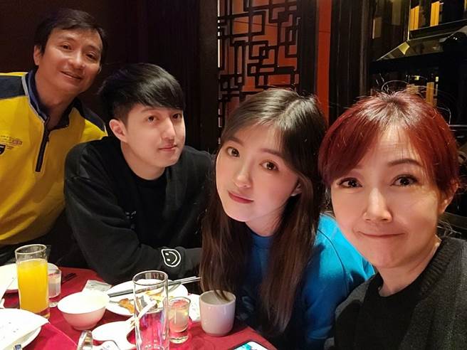 资深艺人王中平和余皓然是演艺圈模范夫妻檔，两人结婚25年育有一对宝贝儿女，其中18岁女儿韩菲校花级顏值曝光后，一举一动都引起网友关注。(图/ 摘自王中平和余皓然爱的小屋)