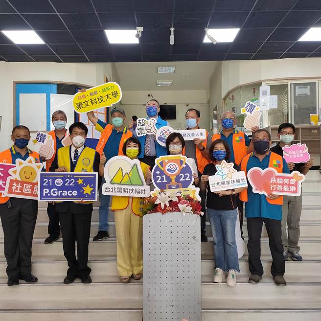 景文科技大学为守护全校师生健康升级防疫设施，由台北阳明扶轮社、台北华龄扶轮社、台北阳星扶轮社，携手捐赠一座防疫通道，于今（24日）上午启用。（景文科大提供）