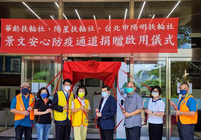 景文科技大学为守护全校师生健康升级防疫设施，由台北阳明扶轮社、台北华龄扶轮社、台北阳星扶轮社，携手捐赠一座防疫通道，于今（24日）上午启用。（景文科大提供）