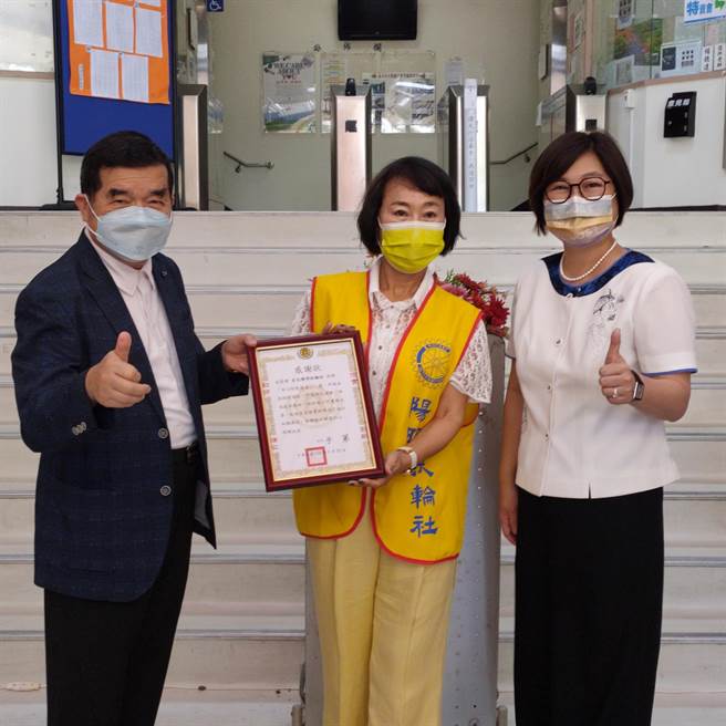 景文科技大学为守护全校师生健康升级防疫设施，由台北阳明扶轮社、台北华龄扶轮社、台北阳星扶轮社，携手捐赠一座防疫通道，于今（24日）上午启用。（景文科大提供）