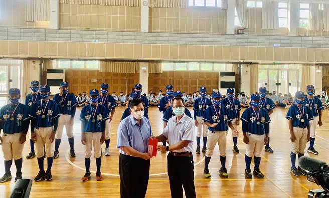 南投县副县长陈正升（左），致赠加菜金鼓励中兴国中棒球队。（廖志晃摄）