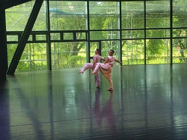 云门舞集打开大门，为观眾说舞、跳舞。（李欣恬摄）