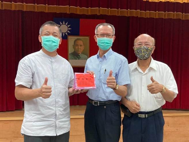 台南市政府警察局学甲分局副分局长许文瑞（中）将于26日调任新营分局副分局长。（读者提供／刘秀芬台南传真）