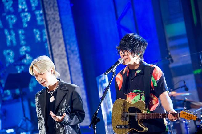 卢广仲（右）与选手禅波ZENBØ合唱。（三立提供）