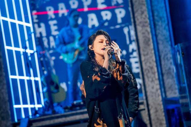 Faye詹雯婷与选手改编耳熟能详的经典歌曲〈Lydia〉。（三立提供）