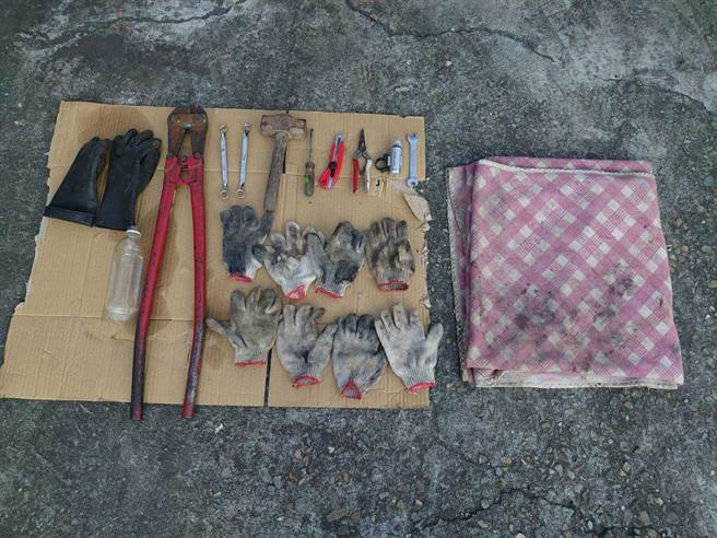 北斗警方连日大规模过滤分析监视器画面，锁定蔡姓惯窃将他拘提到案，并在住处搜索查扣大批犯案工具。（警方提供／谢琼云彰化传真）