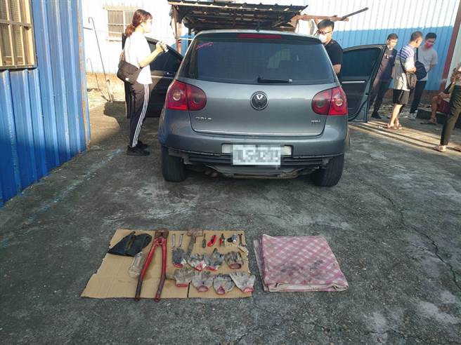 北斗警方连日大规模过滤分析监视器画面，锁定蔡姓惯窃将他拘提到案，并在住处搜索查扣大批犯案工具。（警方提供／谢琼云彰化传真）