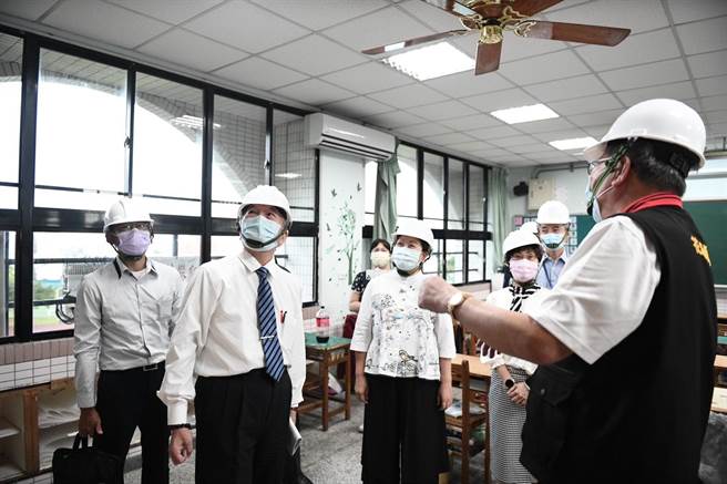 行政院副院長沈榮津（左２）由縣長徐榛蔚（中）陪同到花蓮視察校園建置冷氣裝備情形。（花蓮縣府提供／王志偉花蓮傳真）