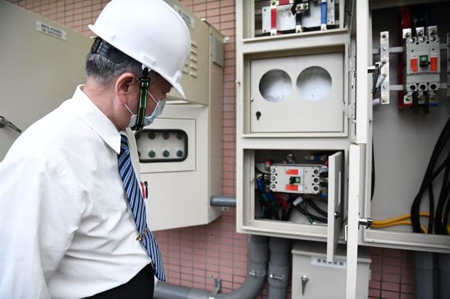 沈榮津關切工程品質，詢問學校完成電力改善工程與冷氣設置等問題。（花蓮縣府提供／王志偉花蓮傳真）