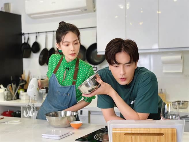 曾之喬（左）上鄭元暢的YT節目。（最大國際娛樂提供）  