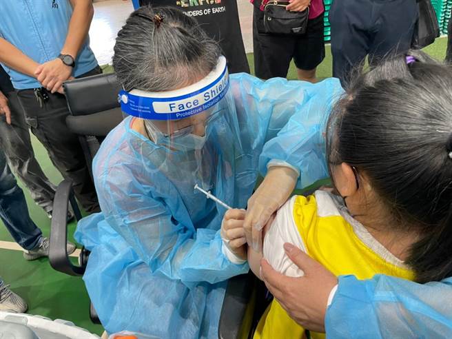 金门县学生施打BNT新冠疫苗，第1针在金湖国中开打。（县府提供）