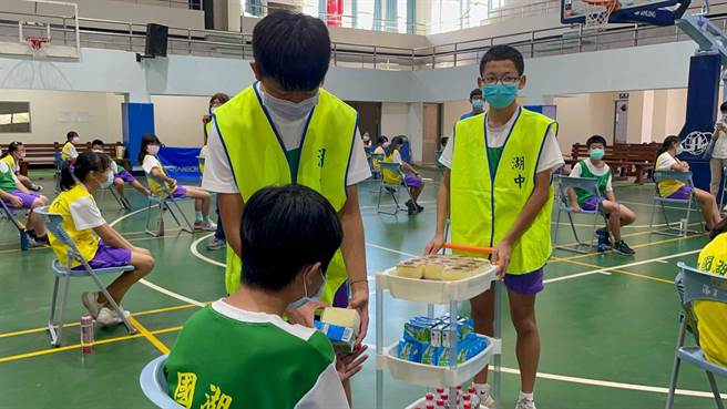 校方在接种现场播放轻音乐，安抚同学紧张情绪，并提供麵包、饼乾、运动饮料及矿泉水等补给品，避免晕针状况。 （县府提供）